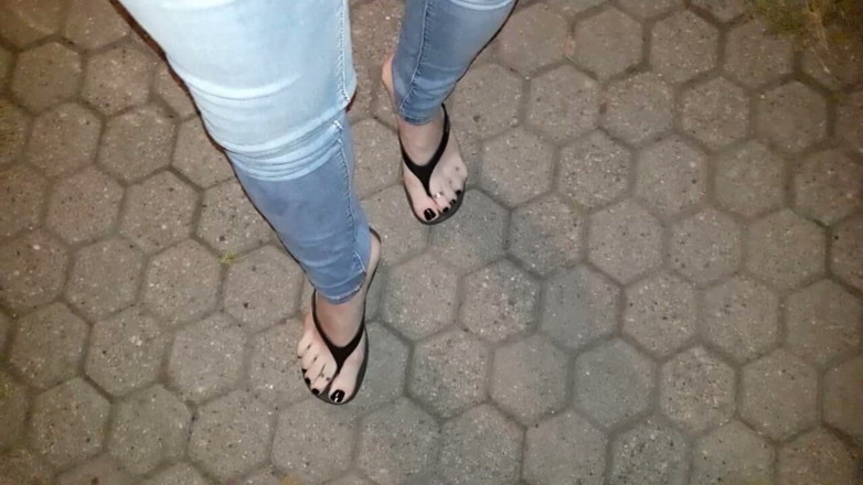 Heelex: Ich zeige meine erstaunlichen füße in sehr sexy plattform-flip-flops