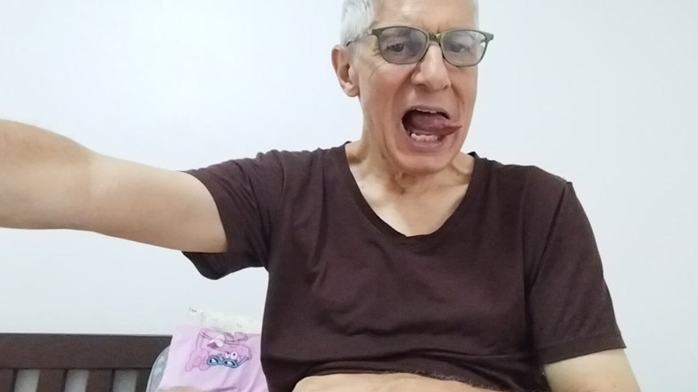 Big uncut hard cock: La lingua mostra scopare il mio grosso cazzo
