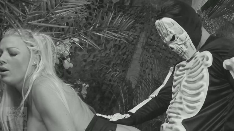 Chica Suicida DVD: Klassiek interraciaal viertal seksritueel