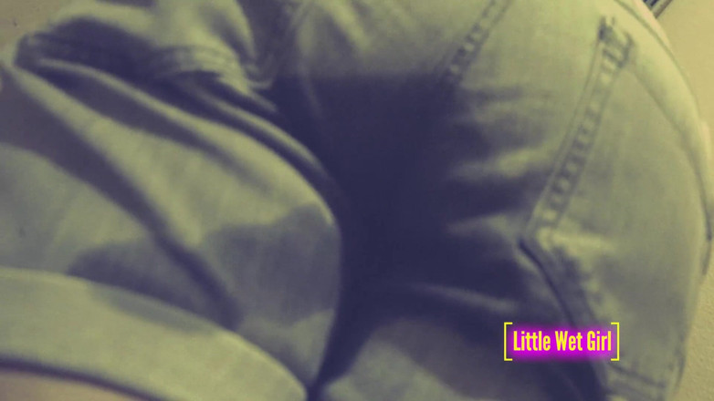 Little Wet Girl: Meando desesperadamente en pantalones cortos y bragas en las escaleras