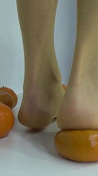 Tôi giẫm quýt trong tất nylon