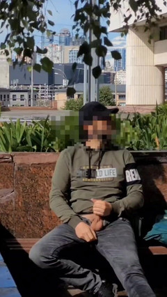 Wanker forever: Super rischiosa sega estrema in centro città. La gente cammina....