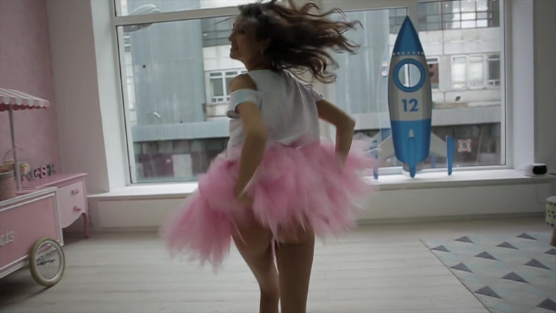 StasyQ: Brunett ballerina brud leker med sin heta kropp