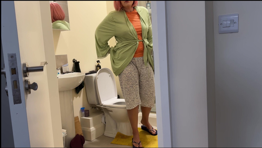 Caught Stepmom Peeing Into the Bathroom (Sunshine mom) Caught Stepmom Peeing Into the Bathroom (Sunshine mom)