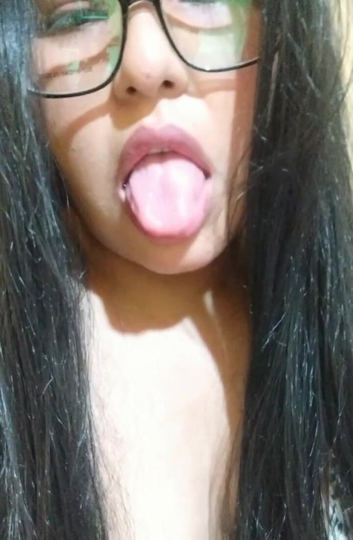 Carla Villalobos: Prdelatá žena v červených tangách touží po šukání chlapa, který v ní skončí