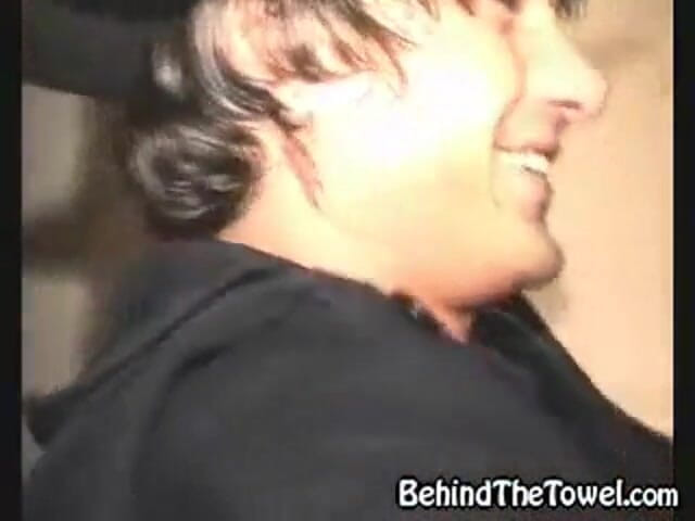 Behind The Towel: Skwierczący striptiz, który pozostawia bez tchu