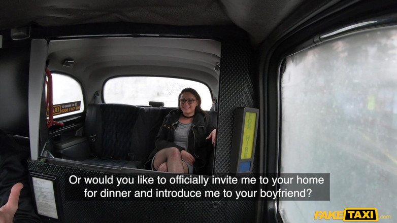 Fake Taxi: Falsk taxi - Nördig brud Klaudia Diamant i fisknät fusk på...