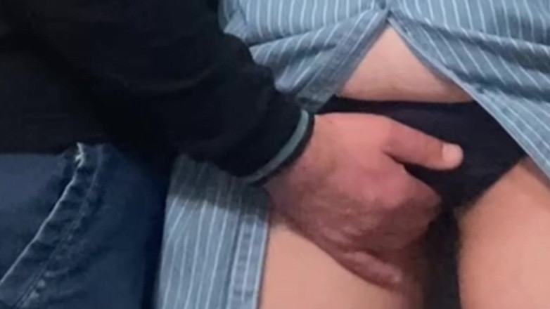 Niki studio: Vecchio pervertito masturba la figa con le dita nella metropolitana