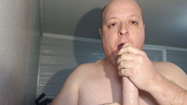 Charlieboy69: Gırtlağına kadar 5 büyük dildo 7- 14 inç, ağzı tıkama halkası ve çok fazla...