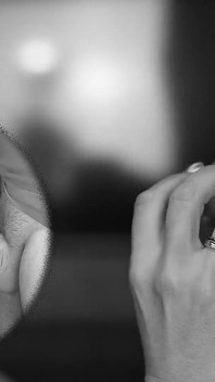 Orta yaşlı seksi kadın catwoman büyük bir yarak emiyor ve dölü yutuyor ve sonra çifte görünümde ellerinden yalıyor