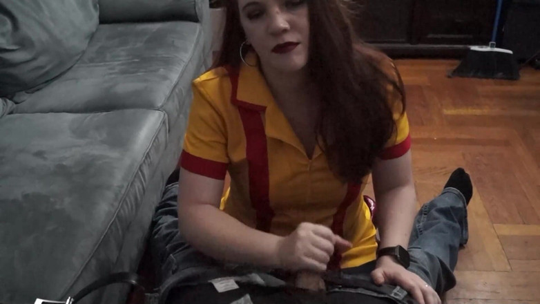 Evangelines Fetish: Une serveuse envoûtée fait des branlettes