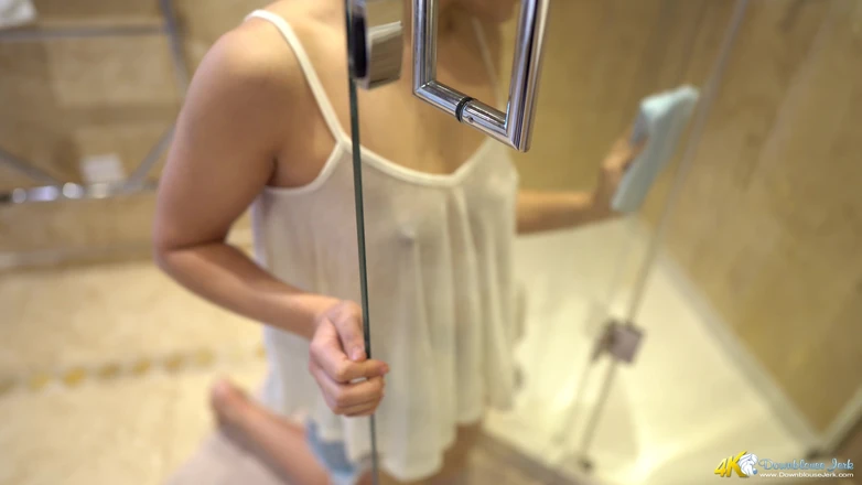 DownblouseJerk: Louise T - Wet Nips