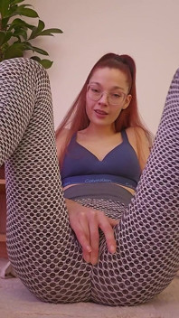 Sporty Leggings Pussy Play - menina holandesa brinca e dedilha sua buceta molhada em leggings apertadas de academia (holandesa)