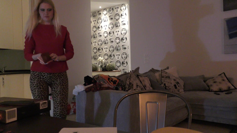 Leon Lambert Girls Twerk Parties CFNM: Повністю природна гаряча сексуальна і збуджена блондинка використовує член і її сперму як свою іграшку, щоб зробити її камшот, щоб отримати на її цицьки та на столі