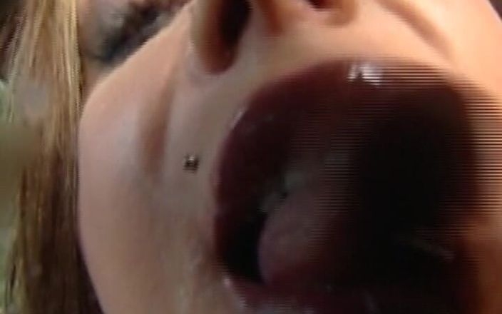 Deutsche XXX Filme: O curvă germană de top înghite spermă după un futai dur