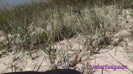 Amber Foxy: Peituda madura mulher chupa pau em uma praia