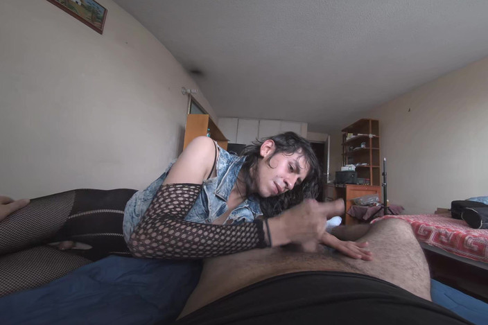 Intimacy Shots: Latin kadın femboy dondu ve emiyor