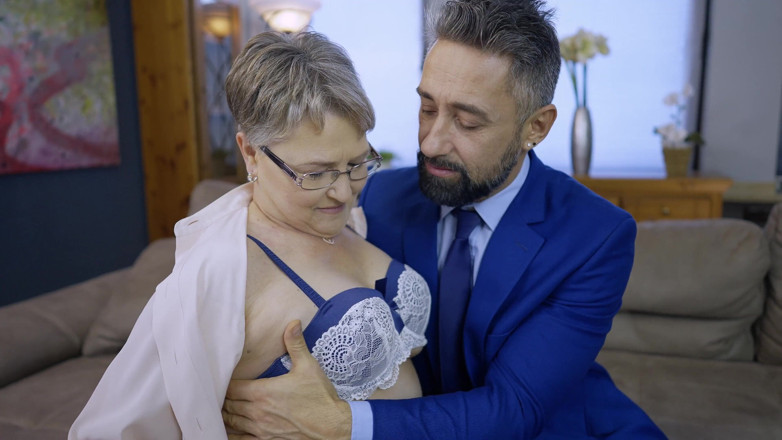Discover 4K: Kåt mormor knullar mycket yngre tapp hårt - vild åldersgap Fitta bultande