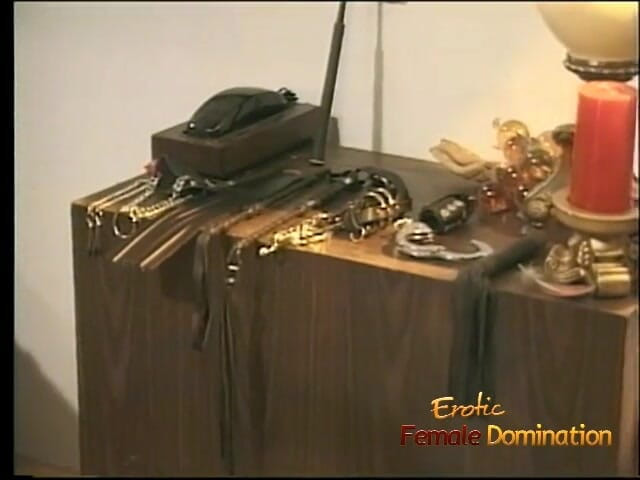 Erotic Female Domination: Padrone sporche che tormenta lo schiavo