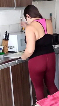 Aku disewa untuk membersihkan dan aku akhirnya menunjukkan cameltoe, payudara, dan mengisap kontol.
