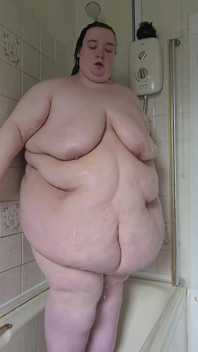 ssbbw 女神的性感淋浴 第一部分