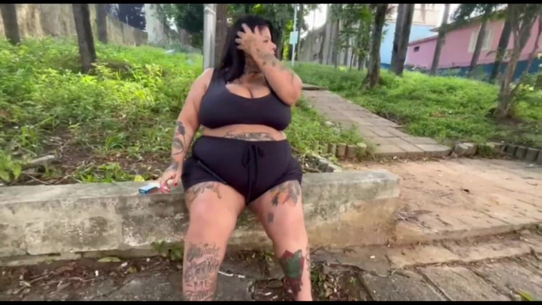 Mary Jhuana: BBW-godin rookt haar sigaret in het openbaar