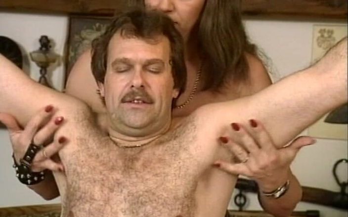 Pissing Experience: Неслухняна сусідка насолоджується грою зі своїм чоловіком No2