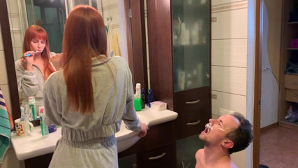Petite Princesses Femdom: Une rousse se brosse les dents et crache dans la...