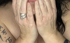 Buikneukende dildo handpompende blik op al dat sperma dat dit stomme sletten gezicht raakt