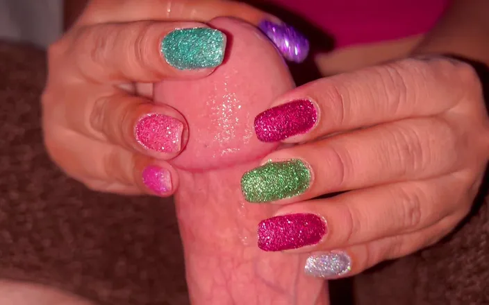 Latina mala: Sparkle Nails Playing with Daddy's Dick