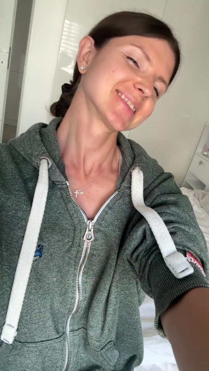 Gina Gerson: Cewek sange ini lagi asik muasin memeknya sendirian sampai muncrat...