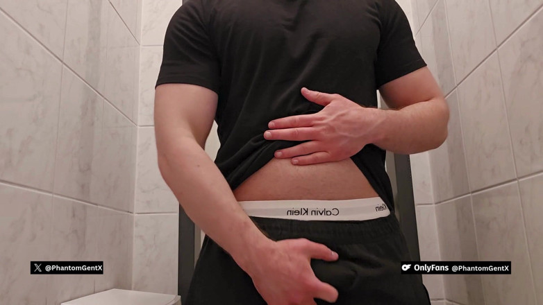 PhantomGentX: Ogromny niemiecki ojczym szarpnie gruby kutas w publicznej toalecie po...