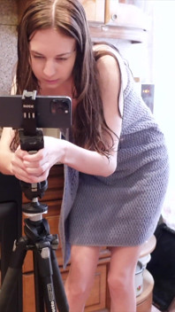 J’ai surpris ma coloc dans la salle de bain en train de filmer une vidéo étrange.