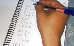 Tonårig studentflicka i uniform onanerar med sin favoritkudde