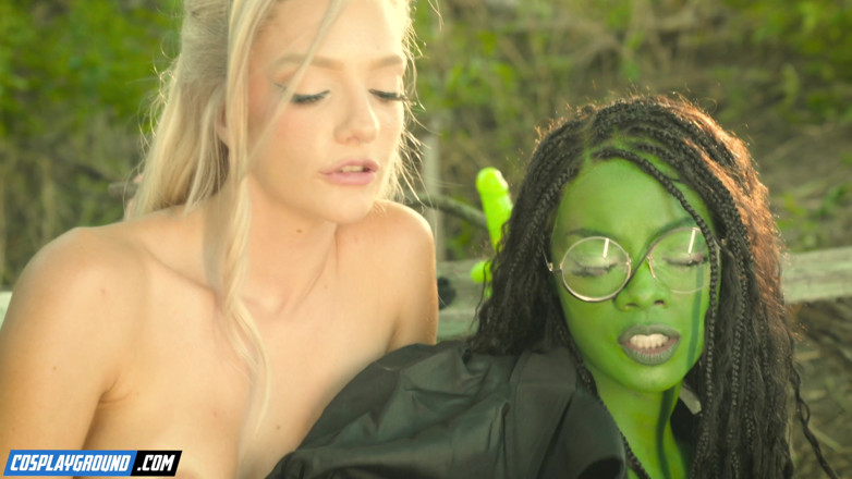 Cosplayground: Ana foxxx đụ kenna james với một dương vật giả màu...