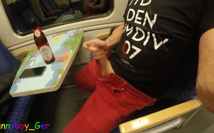 Funny boy Ger: 盖伊在一辆移动的火车上偷偷地撸管他的香肠，然后厚颜无忌地将他的奶油喷在桌子上。