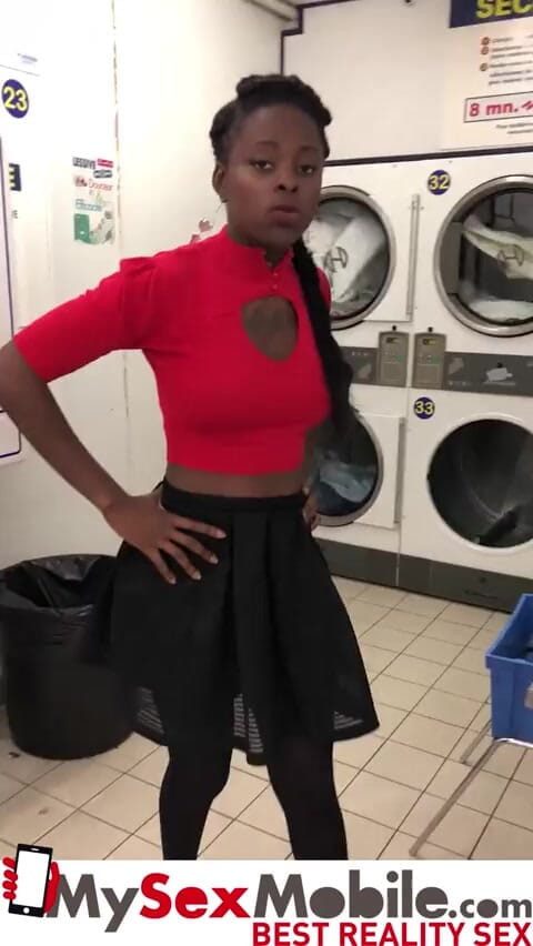 MySexMobile: Une black se fait draguer dans une laverie pour du...