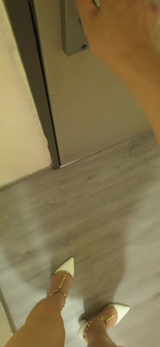 Taiwancdgirl: 팬티와 하이힐만 신고 방 밖으로 나갑니다.