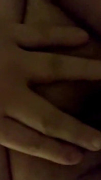 Bbwbootyful serre mes tétons durs en écartant ma chatte poilue