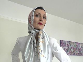 Lady Victoria Valente: Satynowy pokaz mody chusty