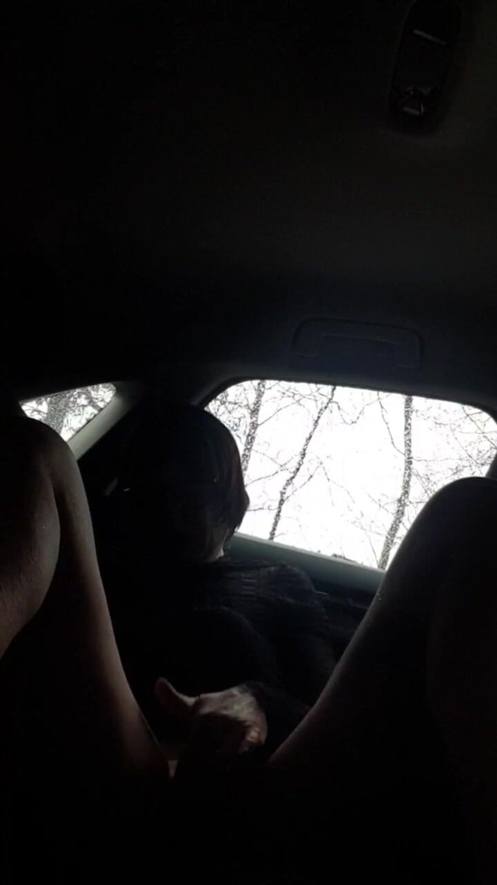 JulieEroticDress: La miLF squirta all'aperto nel parcheggio pubblico