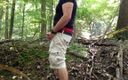 Tjenner: Ich wichfe im Wald, wichse und komme auf meine Shorts!