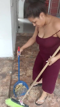 Als ik mijn vrouw praat tijdens het schoonmaken van het huis, vraag ik haar om aan mijn pik te zuigen en de situatie eindigt komisch