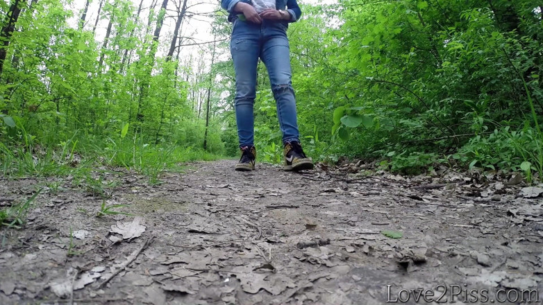 Love 2 Piss: All natural. Ingrid is peeing and wiping herself with a...