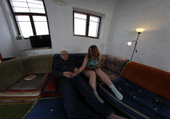 Vrx clouds: Giovane donna prova l'anale con il nonno adulto