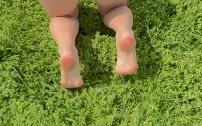 Sonya Pretty: Naked Walking