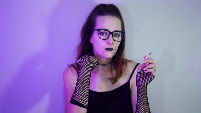Alicia Robertz: Menina gótica fumando em meia arrastão