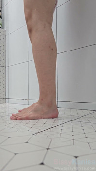 Sissy Kanisa si prstí zadek při sprchování