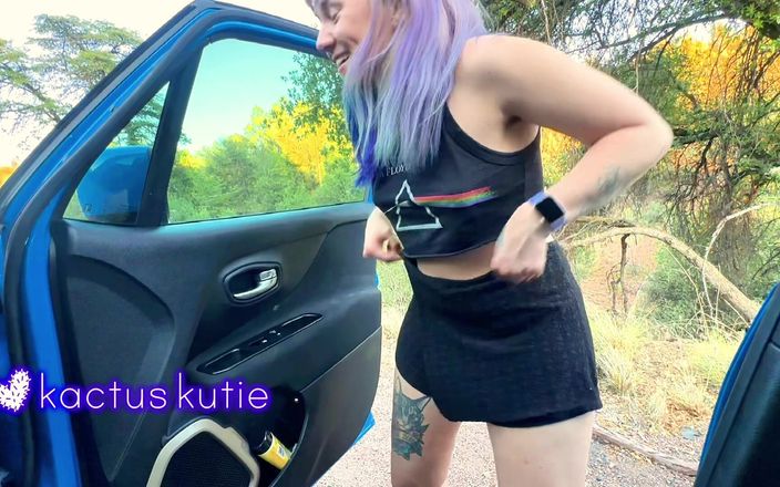 Kactus kutie: Pipi risqué dans la nature sur l’autoroute