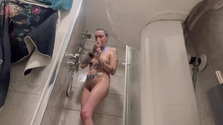 Glitterqueen1999: Obří drobný muž sleduje, jak se myje a masturbuje